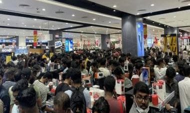 Huge crowd throng Kerala's Lulu Malls for midnight sale, watch viral videos