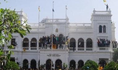 WATCH: Sri Lankan protesters storm PM office in Colombo despite heavy security presence