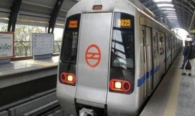 Girl slaps boy in Delhi metro over their argument on Zara t-Shirt, watch video