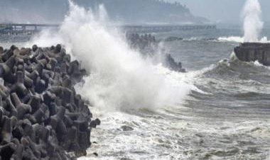 What happened to buildings along Mumbai's Marine Drive after tetrapods that protect from tides were removed?