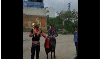 Watch: Bengaluru man dresses as Yamaraj to protest against bad roads in neighbourhood