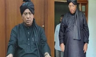 Congress' Mallikarjun Kharge sports black kurta, turban in protest against price rise, unemployment