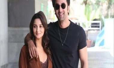 Ranbir Kapoor and Alia Bhatt look stunning as they get clicked together at Brahmastra's song preview