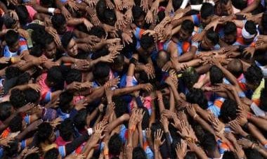 Mumbai: Over 100 injured while forming human pyramids during Dahi Handi