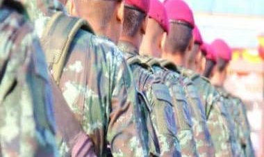 Little boys salute Army man after being offered sweets, melt hearts