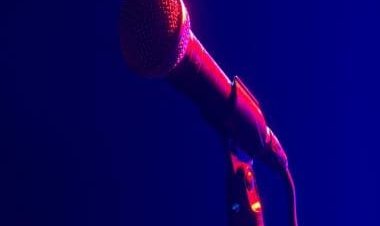 Pakistan journalist reports from neck-deep water, internet says 'Hats off'