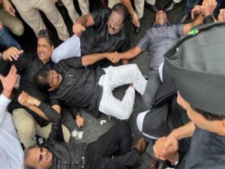 WATCH: Congress' Rahul, Priyanka Gandhi detained for protesting against Centre; party claims some MPs 'beaten'