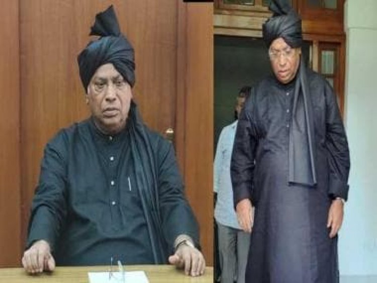 Congress' Mallikarjun Kharge sports black kurta, turban in protest against price rise, unemployment