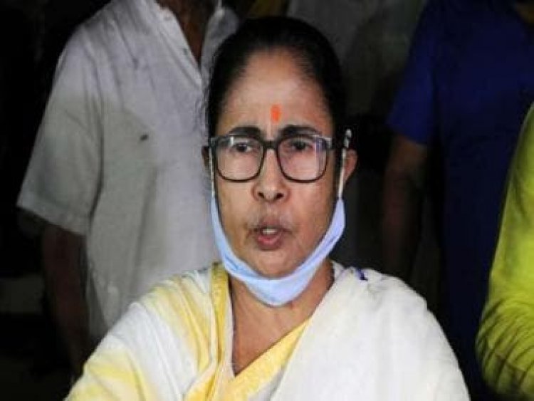 Mamata Banerjee joins tribal folk artistes for impromptu dance during I-Day celebrations in Kolkata - WATCH