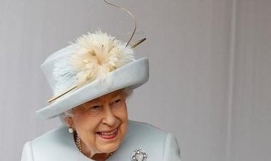 Queen Elizabeth II had a special phone for only 2 people? Find out more