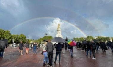 Double rainbow spotted above Buckingham Palace as crowd mourns Queen's demise
