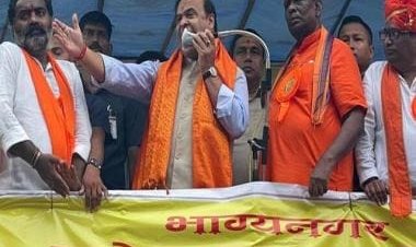 Watch: Angry TRS worker takes mic away from Himanta Biswa Sarma during Hyderabad rally