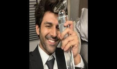 Kartik Aaryan can't stop smiling as he wins the Best Actor award for Dhamaka