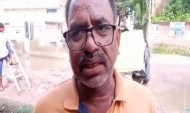 Watch: E-rickshaw topples over as commuter explains about poor road condition to reporter