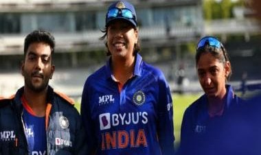 Jhulan Goswami felicitated at the toss ahead of final match, Harmanpreet gets emotional in team huddle; Watch