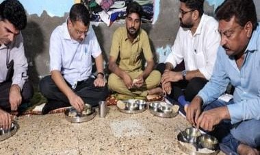 Major AAP faux pas in Gujarat: Arvind Kejriwal’s rikshaw wala is actually BJP’s rikshaw wala