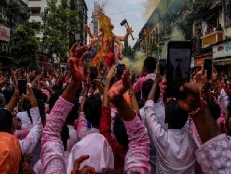 Watch: Little girl hugs Ganpati Bappa idol, cries as it's taken for visarjan