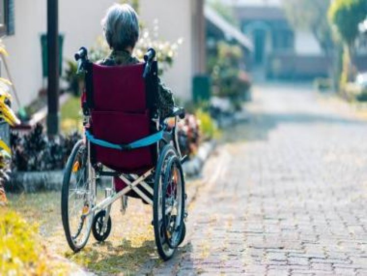Here are 5 early warning signs of dementia