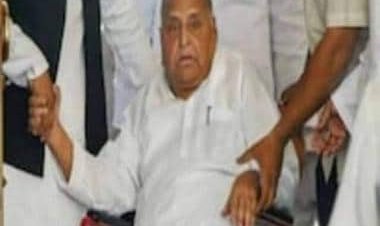 Mulayam Singh Yadav's condition remains critical, on life saving drugs