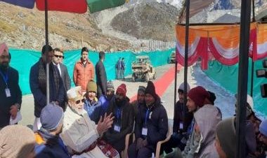 WATCH: In Kedarnath, PM Modi's free-wheeling chat with shramjeevis