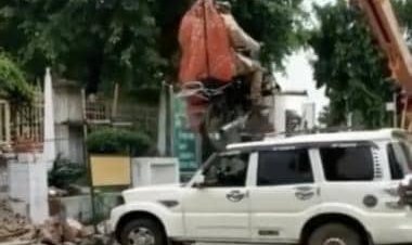 Viral video: Indian couple performs bike stunt for pre-wedding shoot