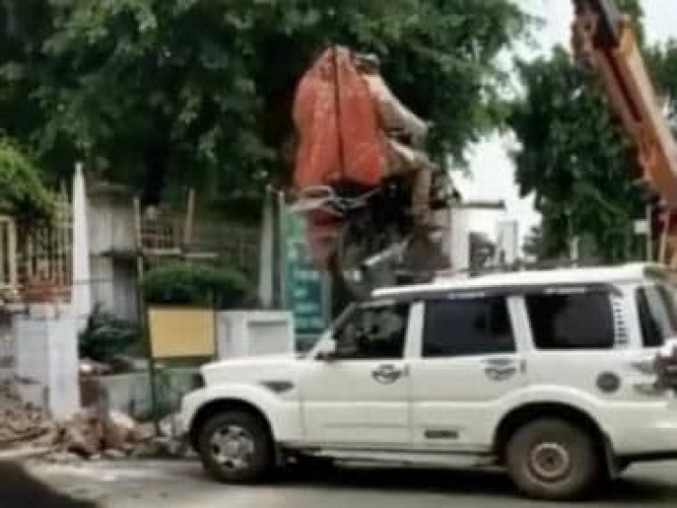 Viral video: Indian couple performs bike stunt for pre-wedding shoot