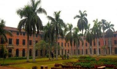 Watch: Father gets emotional while dropping off daughter at her 'dream' college moves internet