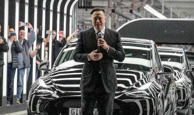 Elon Musk Threatens Apple