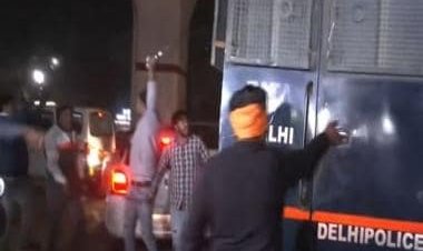 WATCH: Sword-wielding men attack police van carrying Shraddha Walkar murder accused Aftab Poonawala