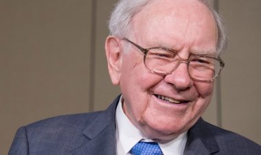 Warren Buffett Gains Ground as Elon Musk Stumbles