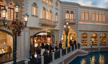 Las Vegas Strip Brings Back Retired Classic Band