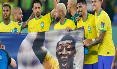 Brazil pay touching tribute to Pele after dominating Round of 16 win, fans unveil giant tifo