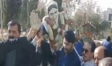 Watch: Substandard statue of former Pak PM Benazir Bhutto removed from Quetta