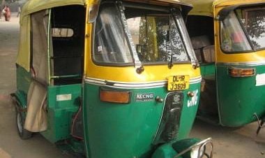 Watch video: Student rides in auto-rickshaw in York city of England