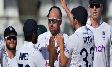 Pakistan vs England Highlights: Visitors 55 runs away from handing PAK whitewash