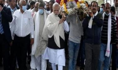 WATCH | Prime Minister Narendra Modi carries mortal remains of mother Hiraben