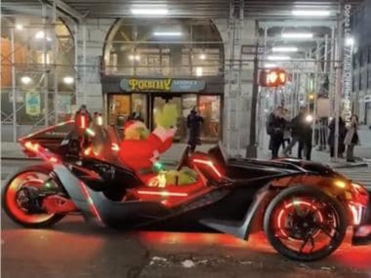 Viral video: 'Grinch' dresses up as Santa Claus, greets people on New York streets