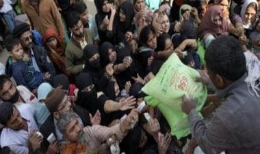 WATCH: Long ques, fights ensue as food shortage worsens across Pakistan