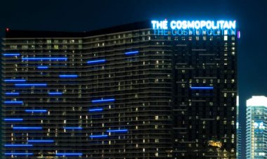 Las Vegas Strip Brings Back Pop Music Legend