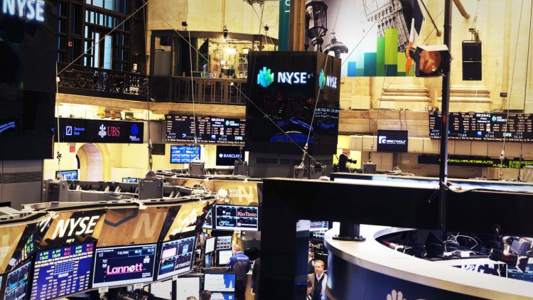 Stocks Lower, Big Tech Earnings, Fed Rate Decision, Adani Group, Eagles & Chiefs - Five Things To Know