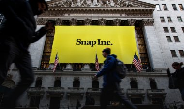 Snap Stock Plummets On Q4 Loss, Advertising Outlook; Meta Platforms Caught In Downdraft