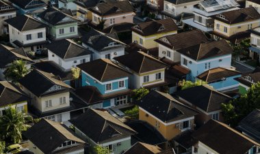 What Is the Difference Between Working Class & Middle Class?