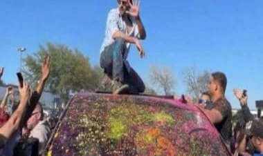 Kartik Aaryan enjoys 'Pardes mei Desh wali' Holi with fans in US, shares video