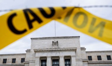 Markets Tell Fed to Cut Rates Before Bank Crisis Triggers U.S. Recession