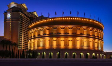 Las Vegas Strip Brings Back Superstar Singer