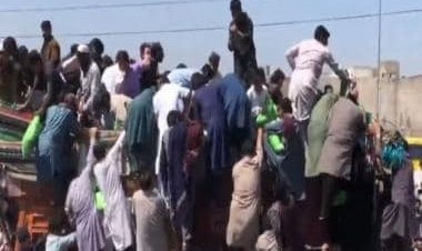 WATCH: Food war in Pakistan as hungry citizens loot flour truck in Peshawar