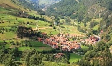 This Spanish town pays Brits £2600 to soak the sun