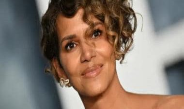 Halle Berry garners praises for sharing nude photo of herself drinking wine on balcony: ‘Live your best life’
