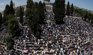 250,000 perform last Ramzan Friday prayer at Jerusalem's Al-Aqsa mosque; 8 Palestinians detained
