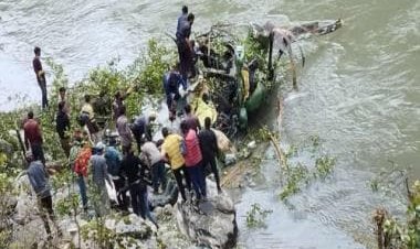 Jammu and Kashmir: Three soldiers hospitalised after Indian Army chopper crashes in Kishtwar